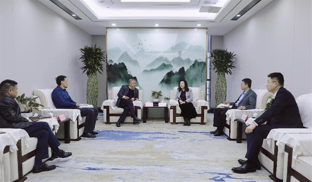 濟鋼集團黨委書記、董事長苗剛一行到產發集團交流座談
